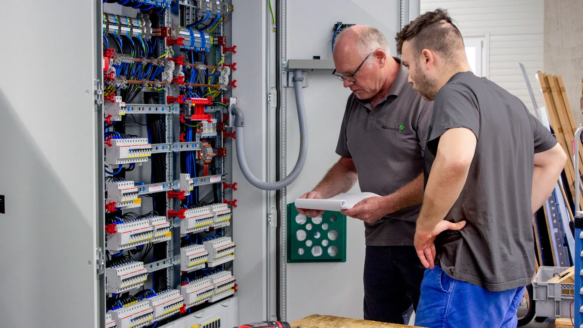 Elektroanlagenmonteur bei der Arbeit an einer Industriesteuerung (RG Anlagenbau)